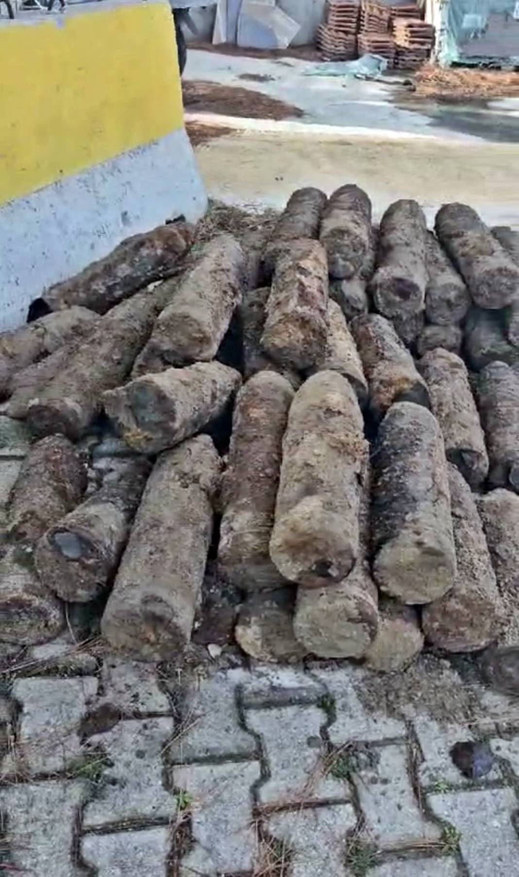 Yıllar önce gömülmüş top mermileri kazı sırasında bulundu! Paniğe neden oldu, sokağa giriş-çıkışlar kapatıldı 4